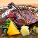 柚木元 - 2025.3 コガモ半身焼き コガモ出汁と内臓と血のソース ほうれん草 人参 青味大根 花わさび