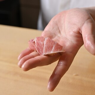 冴えた酸味と塩味、程よい張りの凛としたシャリが引き立てる鮨。