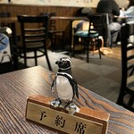ピージーカフェ - リザーブの置物もペンギン