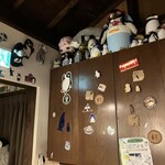 ピージーカフェ - 棚にもペンギン