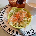 じじばば - ◯サラダ
端が、しなびた感じのあるキャベツに
市販のごまドレッシングが掛けられていた