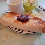 じじばば - ◯トースト
トーストはカリッと焼かれていて
マーガリンがタップリ目に塗られ

その上に小倉が載っていて
ケチってる感は一切ない感じ♪

外はカリッと中はシットリとした食パンが美味しかった
