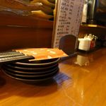 Shusou Izakaya Kishu - 皿やリユースの箸がきちんと重ねて配置