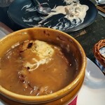 燻香廊 - 取り分けてしまい見た目が崩れてしまったオニオングラタンスープ^^;熱々でとても美味しいです