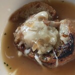 燻香廊 - 取り分けたオニオングラタンスープ