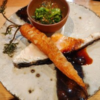 貴ぶ - サワラの炭火焼き　黒田五寸人参の素揚げ