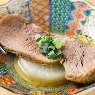 京出汁×鳥出汁が効いたこだわりのおでん。肉厚な牛タンが一押し