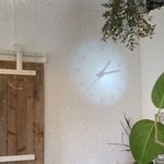 カフェ ブランシェ - 壁で光る時計
