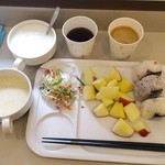 Comfort Hotel - 皆様おはようございます。リンゴとヨーグルトいただきました。此処のホテルは無料朝食バイキングです。レンタルパソコンが1泊500円とお得です。立体駐車場あり。一階がセブンイレブンです。