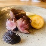 柚木元 - ⑤【鉢肴-1】
      鹿タン一本焼き、戻し乾燥香茸のソース、白菜+金柑添え