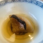 柚木元 - ⑫【進肴】
      乾燥乳茸の戻し汁で炊いた凍り大根、乳茸のせ