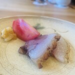 柚木元 - ⑨【鉢肴-4】
      乳飲み月輪熊（生後1年以内）のモモ焼き、塩檸檬+トマト添え