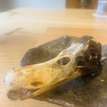 柚木元 - ⑧【鉢肴-3】
      真鴨の頭焼き