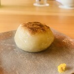 柚木元 - ③【凌ぎ-2】
      猪ミンチ+紅玉林檎のおやき、和辛子添え