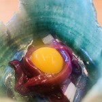 柚木元 - ④【造り？】
      味噌たまり汁で味付けした鹿ハツのユッケ、鶉の卵黄のせ、辛み葱添え