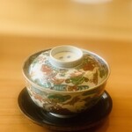 柚木元 - ⑫【進肴】
      乾燥乳茸の戻し汁で炊いた凍り大根、乳茸のせ