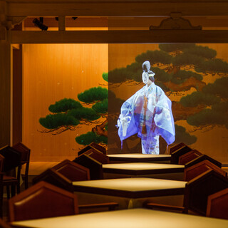 能舞台を備えたステーキレストラン