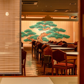 芸術や文化を感じられる食空間。ゆったりとしたお座敷もご用意