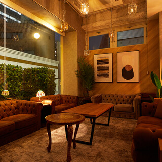 夜カフェに、5階はアンティークな空間で