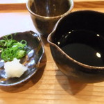 玄挽せいろの薬味は、ネギと大根おそし、つけ汁