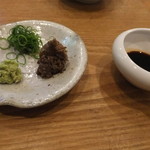 そばの実 一閑人 - 牛すじ肉のそば湯炊きの薬味とタレ