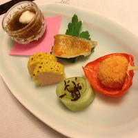 鰻割烹 伊豆栄 本店 - 松コース（８，６４０円）の前菜「鬼灯卵子、海老玉蜀黍焼き、白瓜、沢庵昆布巻き、鱚雲丹焼き、のぞき　もずく、落とし芋」２０１４年７月