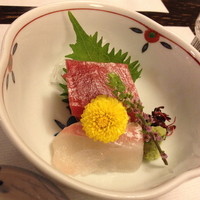 鰻割烹 伊豆栄 本店 - 松コース（８，６４０円）の御造り「鮪、活白身、緑山葵　妻物いろいろ」２０１４年７月