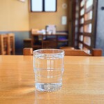 やぶ善 - 座ってすぐに提供してくれる、冷たいお水。