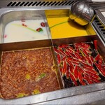 海底撈火鍋 新宿店 - 左上から時計回りで「ガツ→魚のスーラー→秘伝旨辛→海老？」