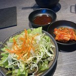 焼肉もとび - サラダと菊池