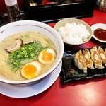 九州ラーメン黒丸 - とんこつ餃子セット