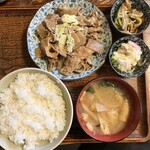 川上屋 - モツ煮定食