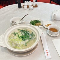 新橋亭 - 牡蠣の土鍋煮込みそば、2,000円。