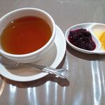 六本木 バイカル - 紅茶はちょっと薄かった。ジャム付き。