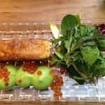 イル ギオットーネ ディ ピュー - パリパリのパートで包んだサーモンとズッキーニ　ズッキーニのエスプーマとサラダ イクラ添え