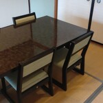 いのしか亭 - 座席では落ち着いて食事できます。