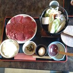 いのしか亭 - 『鹿肉の鍋セット』。こちらも鹿肉を十分味わえます。