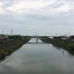 天徳 - 近くに放水路があり、釣り人もいる。