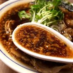 麺や マルショウ - 黒いスープには背油がたっぷり