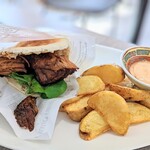 Cafe Dhigu - スパイシー角煮バーガー
