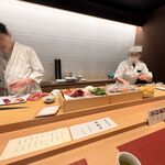 鮨政庭 門街店 - 職人さんの様子とカウンター上に置かれたネタ