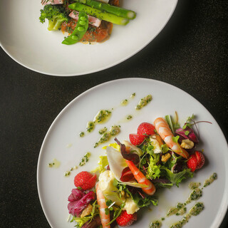 フレンチベース料理を中心としたコースを昼夜でご提供