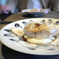 日本料理 TOBIUME - ◆食感「鱗」・・甘鯛（鐘崎漁港）、新玉葱のソース これは甘鯛の松笠焼きとわかりました。(^^)v　大好きです。♪
