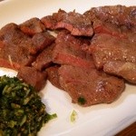 居酒屋 兀突骨 - 牛タン炙り　特製薬味付き