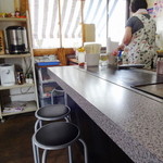 ジュウジュウ - 店内はカウンター6席だけ