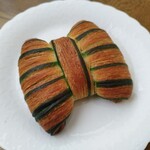 octet time bread & tateshina - 料理写真:リボン・クロワッサン（ピスタチオ）。可愛い〜♥。サクサクして中にピスタチオカスタードクリームが入っていて美味しかった。ピンクの筋が入ったラズベリー？も可愛かった♪