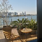 バニラビーンズザロースタリー - 窓からみなとみらいが一望