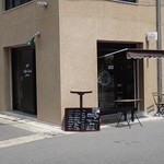 コーヒースタンド フランク - 栄町通りを南に下ってすぐの所、お店は、角にあります。