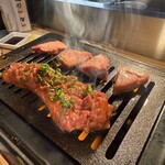 ライブ焼肉 てんぐ 千日前店 - 名物鼻高盛の厚切りタンと花咲タン！