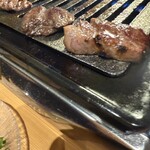 ライブ焼肉 てんぐ - 普通に焼いたハラミと見た目も全然変わる